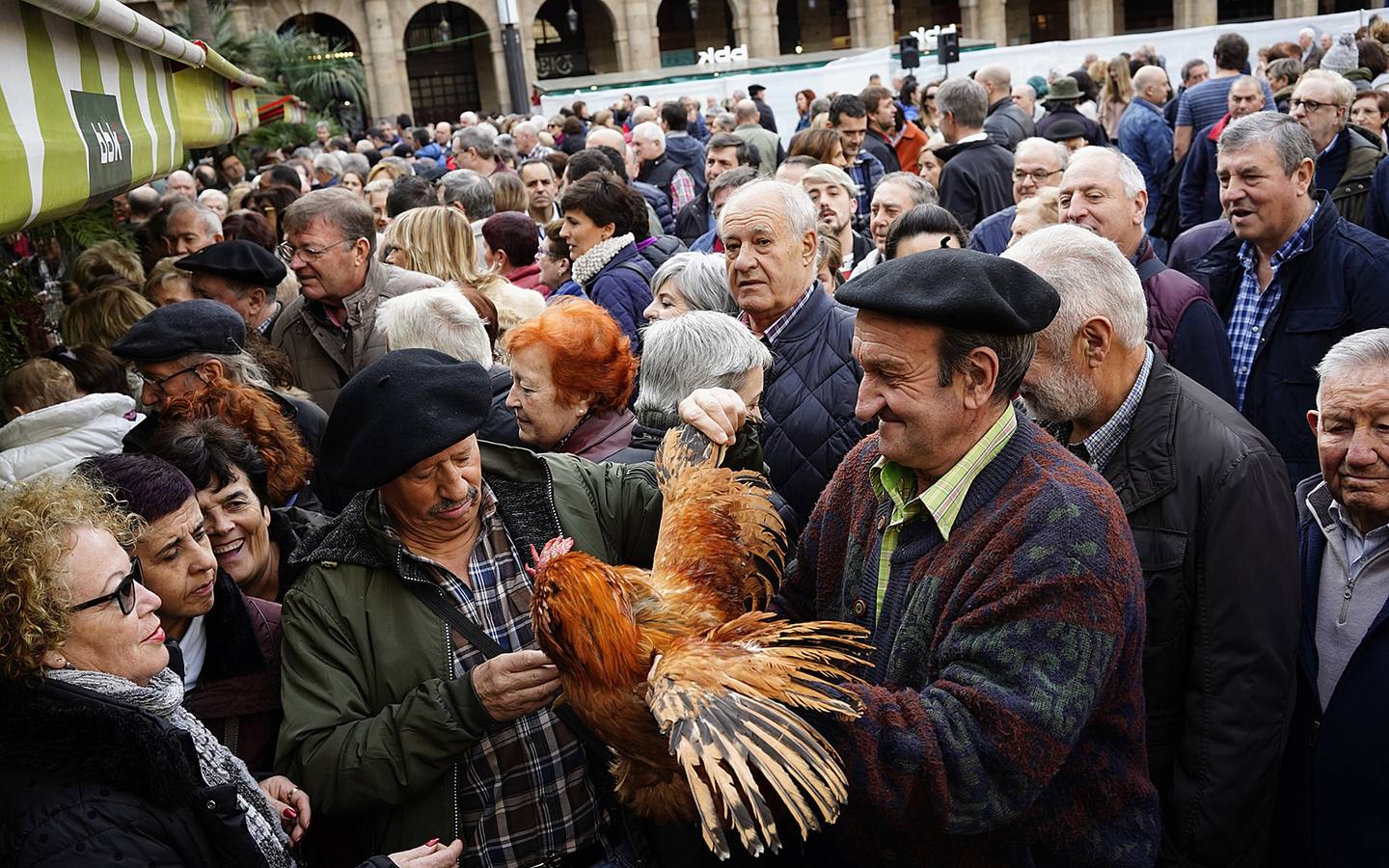 Las buenas perspectivas para esta edición se han cumplido en el inicio de la  Feria de Santo Tomás  en Bilbao, que está congregando desde primera hora a numeroso público 