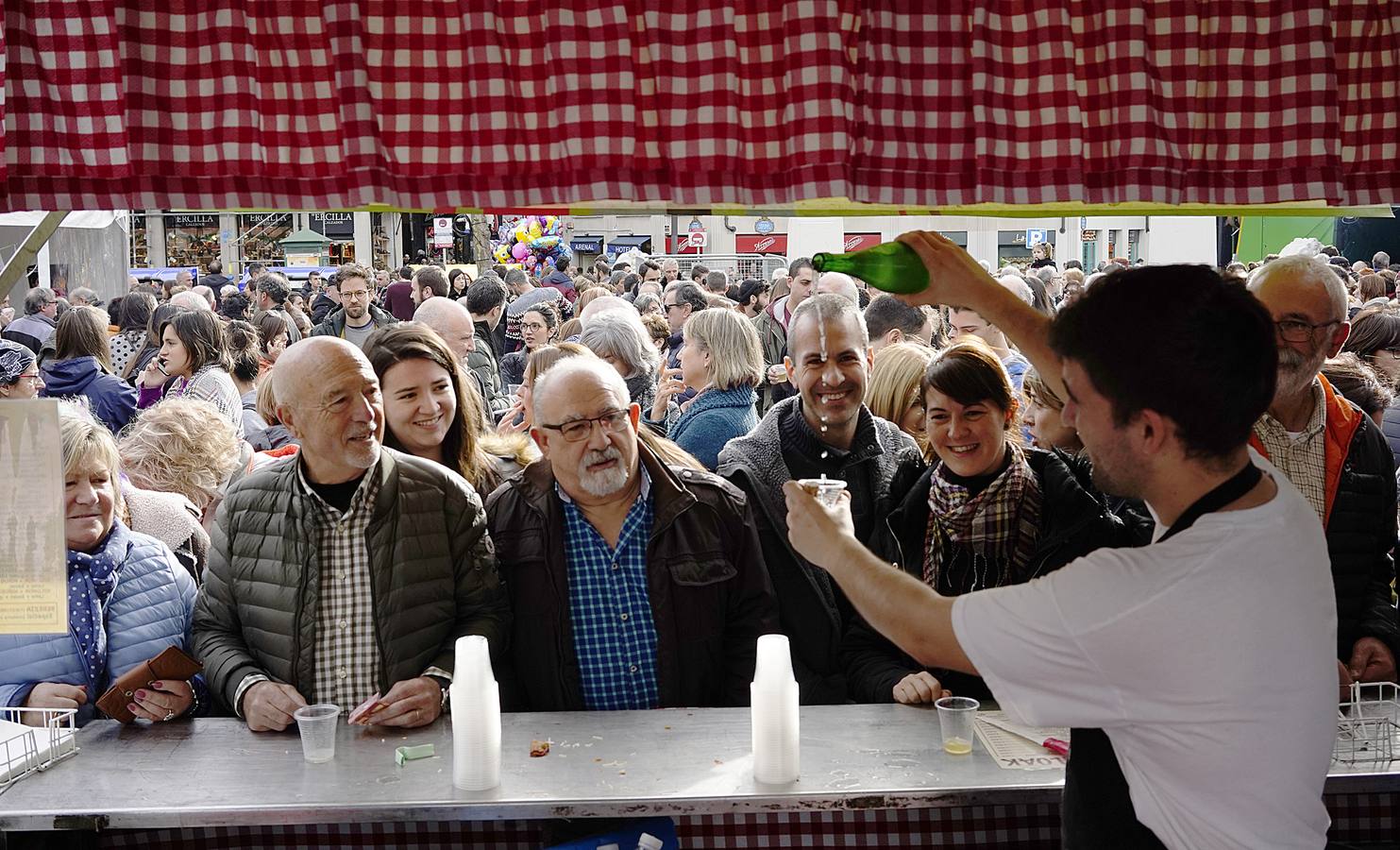 Las buenas perspectivas para esta edición se han cumplido en el inicio de la  Feria de Santo Tomás  en Bilbao, que está congregando desde primera hora a numeroso público 