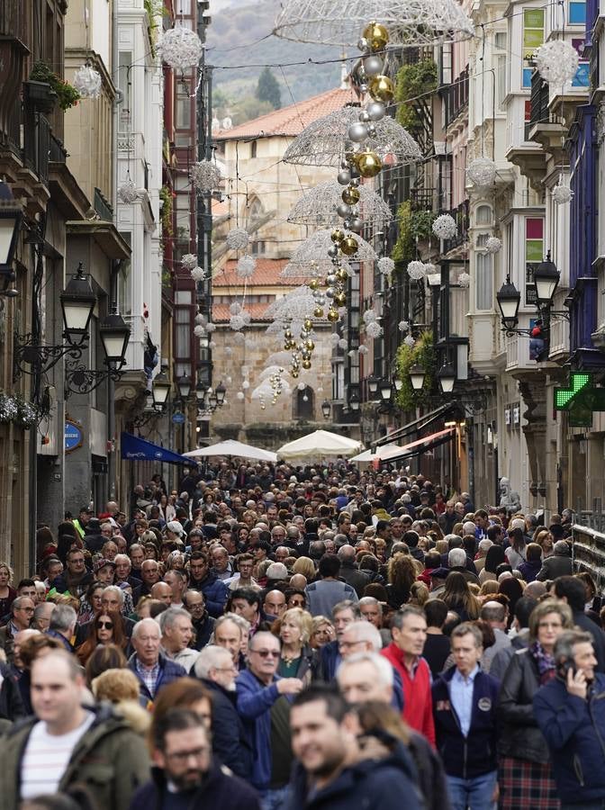 Las buenas perspectivas para esta edición se han cumplido en el inicio de la  Feria de Santo Tomás  en Bilbao, que está congregando desde primera hora a numeroso público 