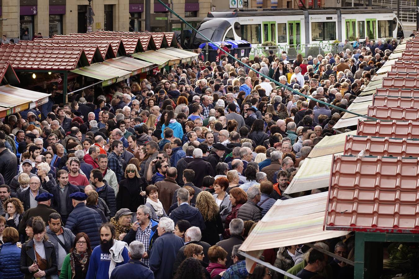 Las buenas perspectivas para esta edición se han cumplido en el inicio de la  Feria de Santo Tomás  en Bilbao, que está congregando desde primera hora a numeroso público 