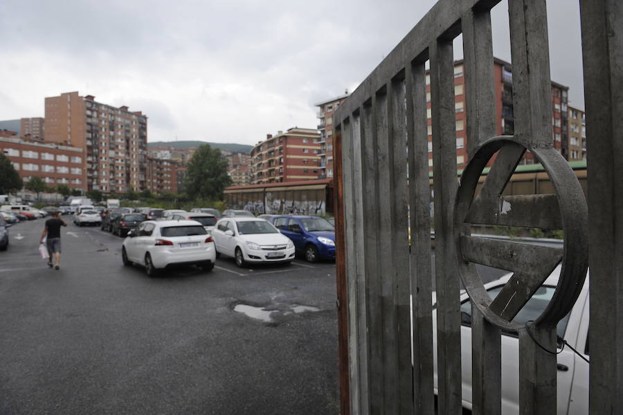 Imagen del aparcamiento situado junto a las antiguas vías. 