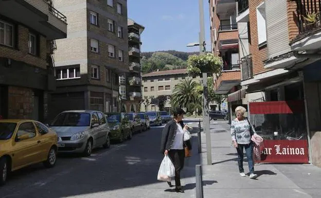 Dos mujeres pasean por las calles del municipio. 