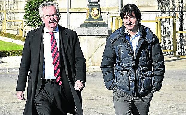 Luis Eguíluz y Javi Ruiz pasean por Bilbao. 