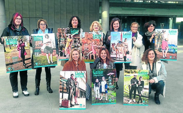 Las estilistas, la alcaldesa y comerciantes posan junto a Kultur Leioa. 