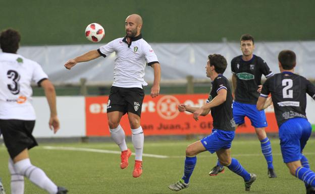 Pradera trata de bajar el balón con el pecho ante la presencia de Javi Alonso.