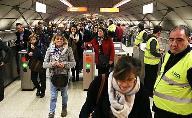 Usuarios del metro el día de Santo Tomás. 