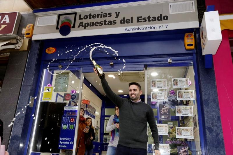 Vecinos de la localidad de Almansa festejan el segundo premio de la Lotería, el 21.015, vendido en una administración de Almansa (Albacete).