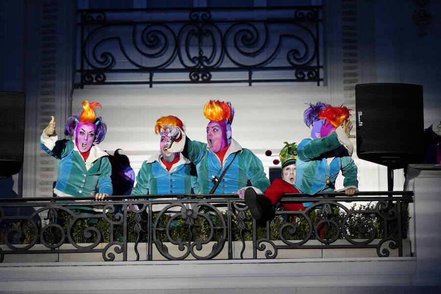 Miles de personas, sobre todo padres y niños, se han acercado a la Gran Vía para disfrutar de la espectacular kalejira que cada año llena de magia la villa con Olentzero, Mari Domingui, los Galtzagorris y muchos más.