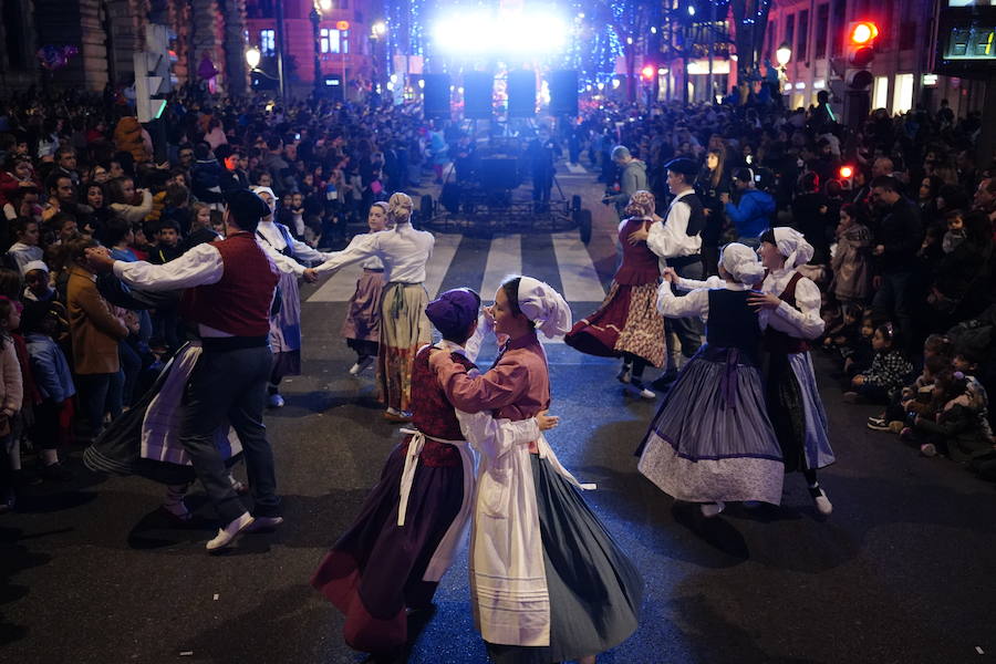 Miles de personas, sobre todo padres y niños, se han acercado a la Gran Vía para disfrutar de la espectacular kalejira que cada año llena de magia la villa con Olentzero, Mari Domingui, los Galtzagorris y muchos más.