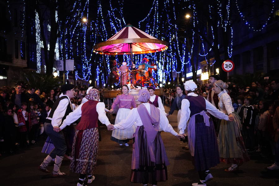 Miles de personas, sobre todo padres y niños, se han acercado a la Gran Vía para disfrutar de la espectacular kalejira que cada año llena de magia la villa con Olentzero, Mari Domingui, los Galtzagorris y muchos más.