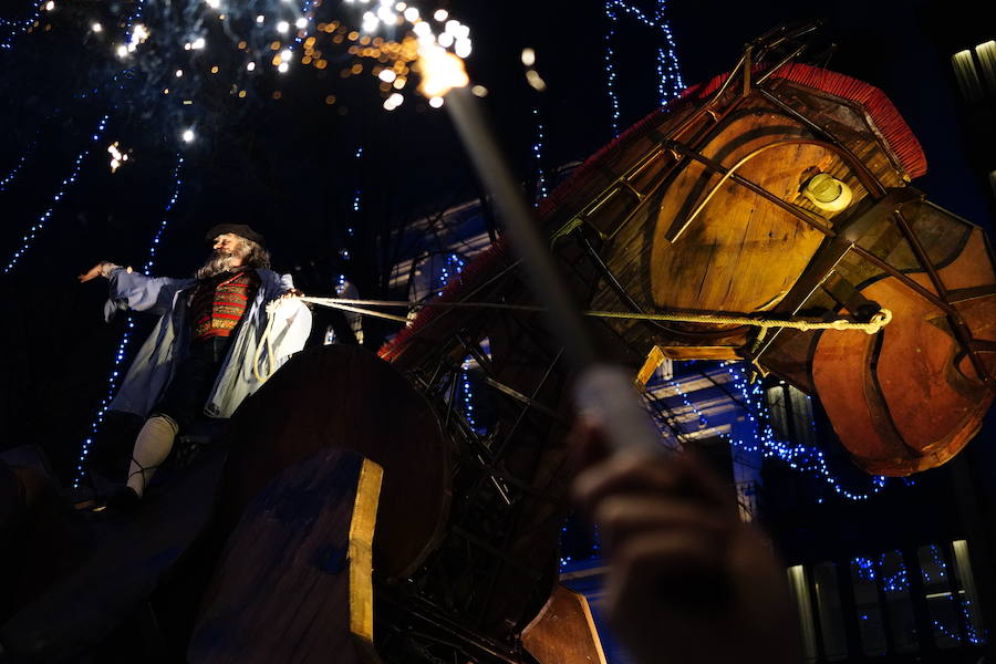 Miles de personas, sobre todo padres y niños, se han acercado a la Gran Vía para disfrutar de la espectacular kalejira que cada año llena de magia la villa con Olentzero, Mari Domingui, los Galtzagorris y muchos más.