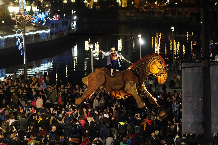 Miles de personas, sobre todo padres y niños, se han acercado a la Gran Vía para disfrutar de la espectacular kalejira que cada año llena de magia la villa con Olentzero, Mari Domingui, los Galtzagorris y muchos más.