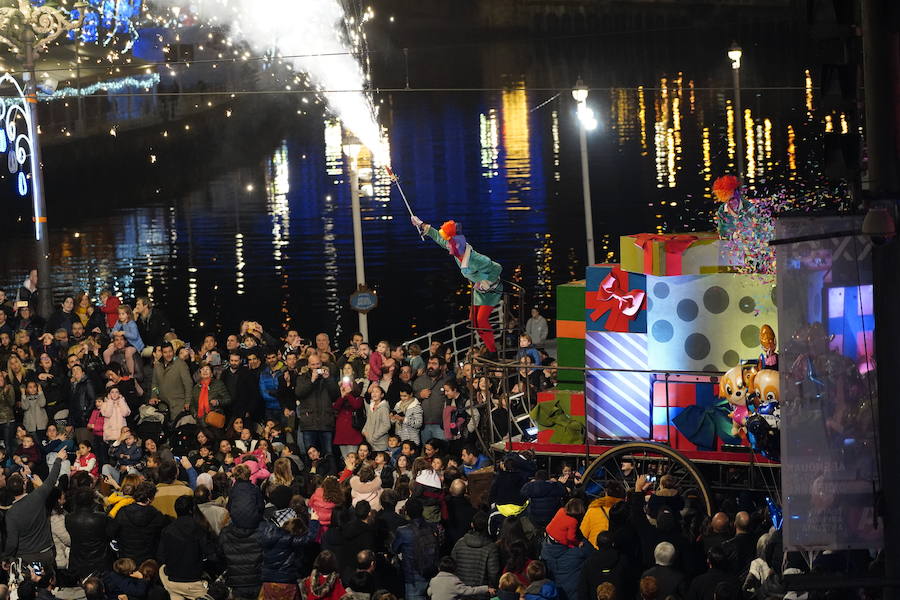 Miles de personas, sobre todo padres y niños, se han acercado a la Gran Vía para disfrutar de la espectacular kalejira que cada año llena de magia la villa con Olentzero, Mari Domingui, los Galtzagorris y muchos más.