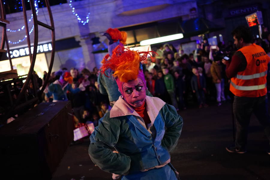 Miles de personas, sobre todo padres y niños, se han acercado a la Gran Vía para disfrutar de la espectacular kalejira que cada año llena de magia la villa con Olentzero, Mari Domingui, los Galtzagorris y muchos más.