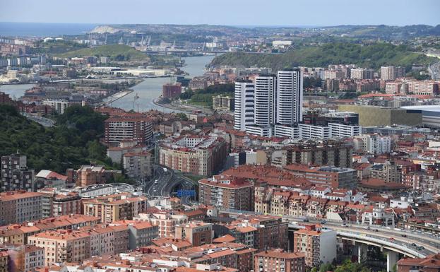 Vistas de Bilbao con las Torres de Garellano al fondo.