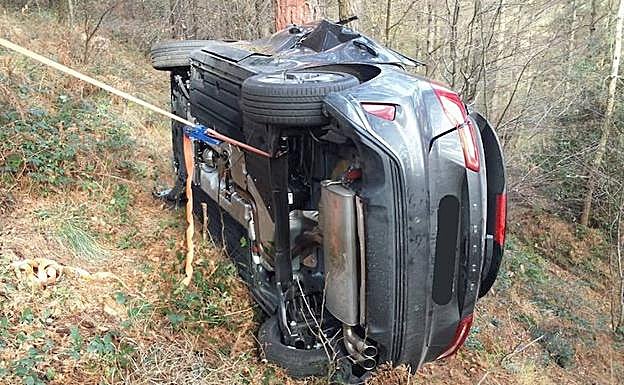 El vehículo accidentado, durante el rescate.