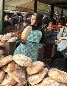 Imagen secundaria 2 - Arriba, un puesto despacha pan a destajo. A la izquierd, Jon Cabello con los panes a concurso. A la derecha, los panes se venden también por mitadas.