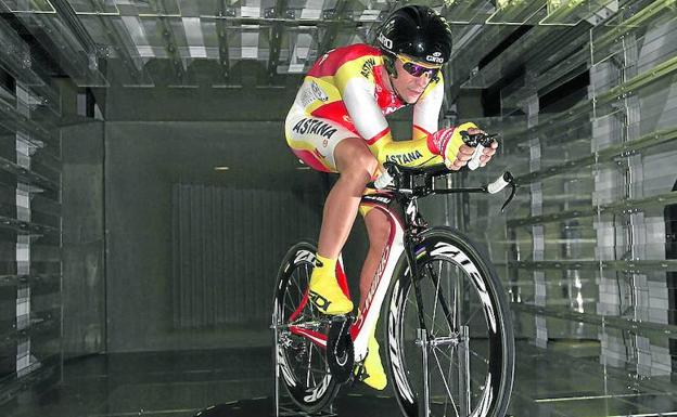 Alberto Contador, en una sesión para perfeccionar la aerodinámica en el túnel del viento de Miñano. 