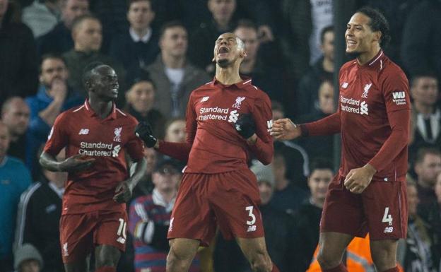 Fabinho celebra junto a Mané y Van Dijk el tanto que completó la goleada del Liverpool ante el Newcastle. 