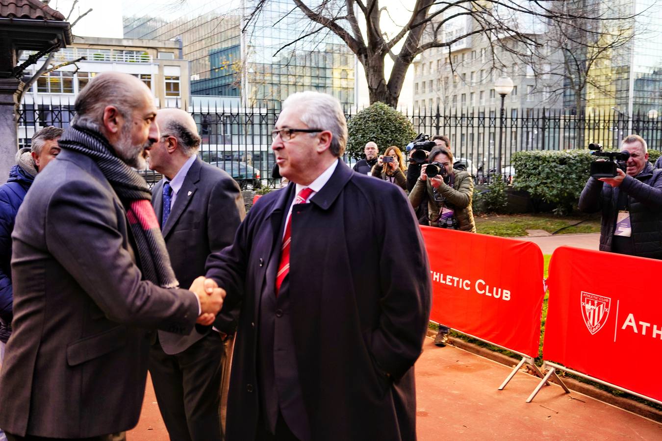Aitor Elizegi y Alberto Uribe-Echevarría se saludan en Ibaigane. / Manu Cecilio / Ignacio Pérez / Jordi Alemany / Athletic Club
