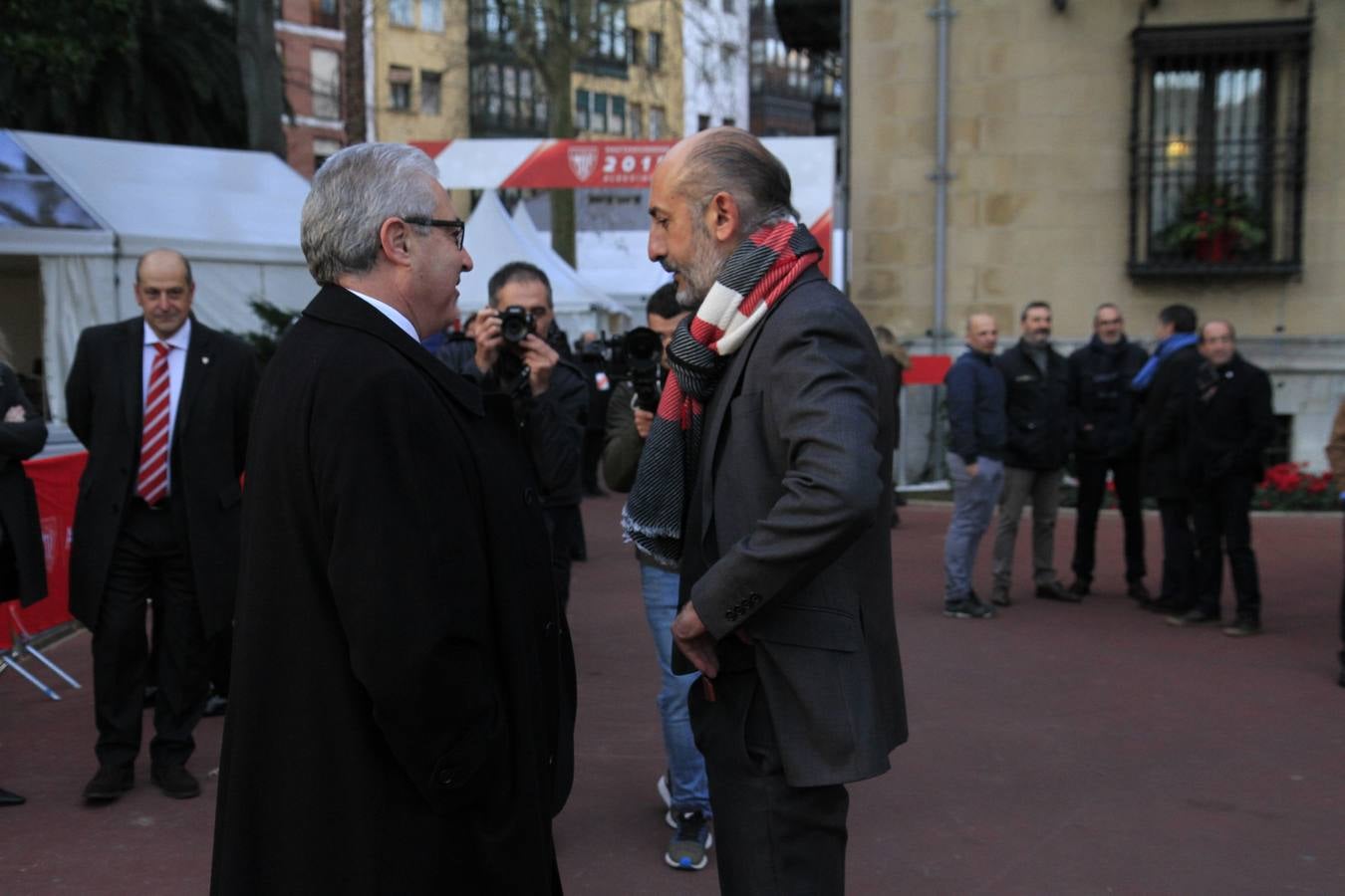 Aitor Elizegi y Alberto Uribe-Echevarría se saludan en Ibaigane. / Manu Cecilio / Ignacio Pérez / Jordi Alemany / Athletic Club