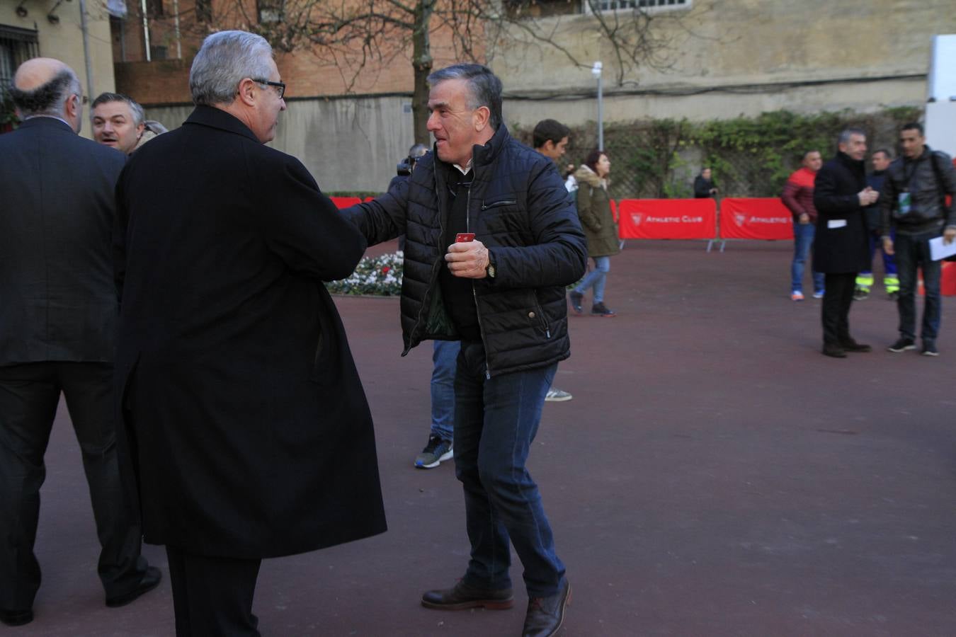 Dani saluda al candidato Uribe-Echevarría. / Manu Cecilio / Ignacio Pérez / Jordi Alemany / Athletic Club