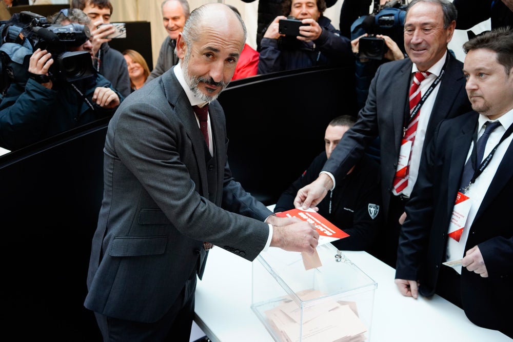 Aitor Elizegi deposita su voto en Ibaigane. / Manu Cecilio / Ignacio Pérez / Jordi Alemany / Athletic Club