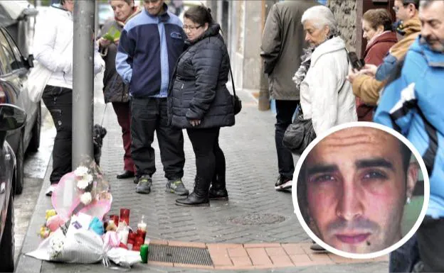 El improvisado altar dedicado a Alicia y la foto de su asesino. 