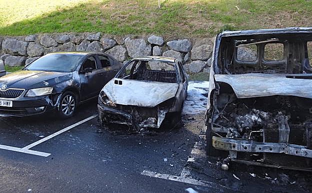 Así han quedado los vehículos con la furgoneta incendiada días antes. 
