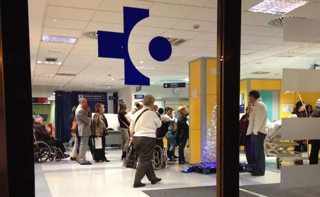 Gente esperando en los servicios de emergencia de Basurto a causa de la gripe.