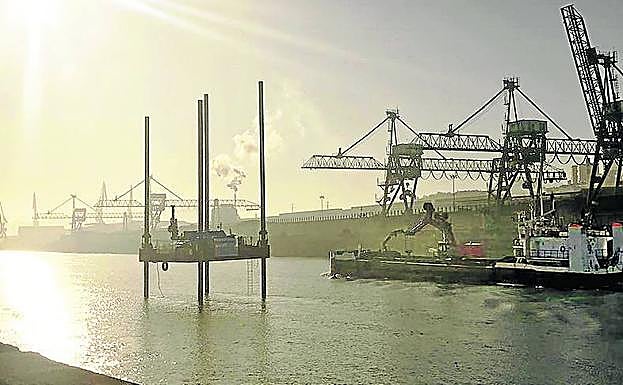 La pontona se ha movido por la ría durante dos meses. 