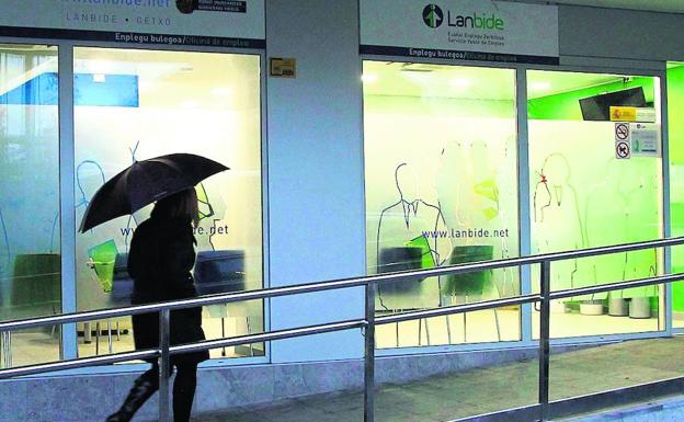 Una mujer se dirige a una oficina de Lanbide, donde se gestionan estas ayudas.