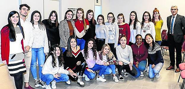 Los alumnos de Carmelitas Sagrado Corazón trabajan en la creación de dos peluquerías para niños.