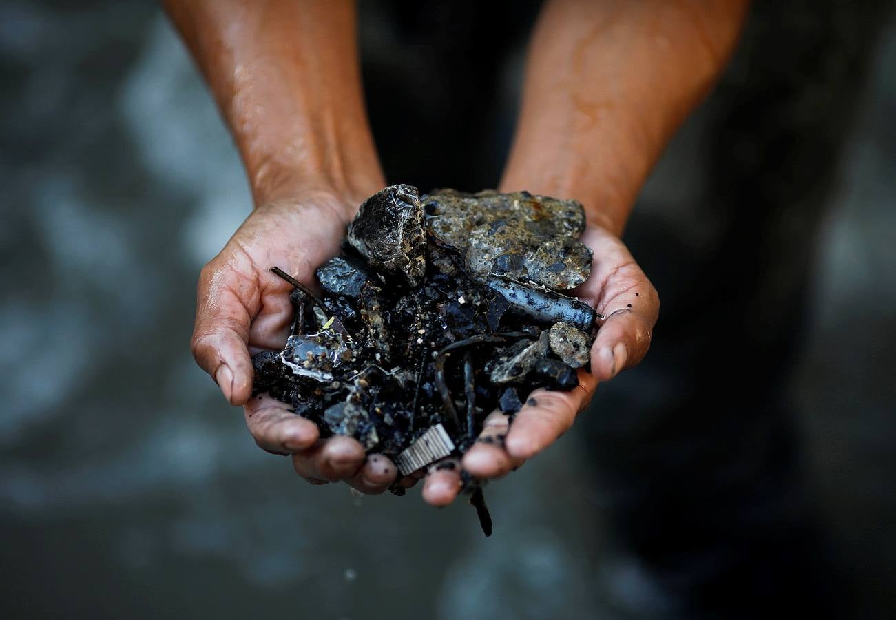 'La Mina', en la ciudad de Guatemala, se encuentra al fondo de un barranco atravesado por un río. Centenares de personas se afanan cada día entre sus aguas contaminadas, bajo la amenaza de deslizamientos y enfermedades, para tratar de encontrar objetos o chatarra con la que ganarse la vida. Algunos utilizan imanes para atraparlos, otros lo hacen a mano, introduciendo su cuerpo directamente en el agua, convertida en basurero. Si hay suerte pueden conseguir unos 20 dólares, el doble del salario mínimo. En ocasiones hasta es posible hallar un anillo o un pendiente de oro.