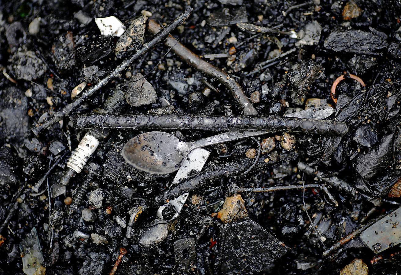'La Mina', en la ciudad de Guatemala, se encuentra al fondo de un barranco atravesado por un río. Centenares de personas se afanan cada día entre sus aguas contaminadas, bajo la amenaza de deslizamientos y enfermedades, para tratar de encontrar objetos o chatarra con la que ganarse la vida. Algunos utilizan imanes para atraparlos, otros lo hacen a mano, introduciendo su cuerpo directamente en el agua, convertida en basurero. Si hay suerte pueden conseguir unos 20 dólares, el doble del salario mínimo. En ocasiones hasta es posible hallar un anillo o un pendiente de oro.