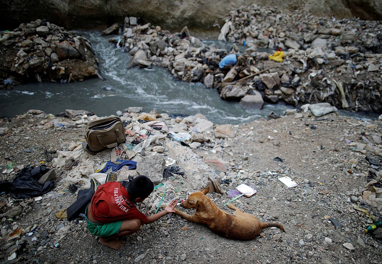 'La Mina', en la ciudad de Guatemala, se encuentra al fondo de un barranco atravesado por un río. Centenares de personas se afanan cada día entre sus aguas contaminadas, bajo la amenaza de deslizamientos y enfermedades, para tratar de encontrar objetos o chatarra con la que ganarse la vida. Algunos utilizan imanes para atraparlos, otros lo hacen a mano, introduciendo su cuerpo directamente en el agua, convertida en basurero. Si hay suerte pueden conseguir unos 20 dólares, el doble del salario mínimo. En ocasiones hasta es posible hallar un anillo o un pendiente de oro.