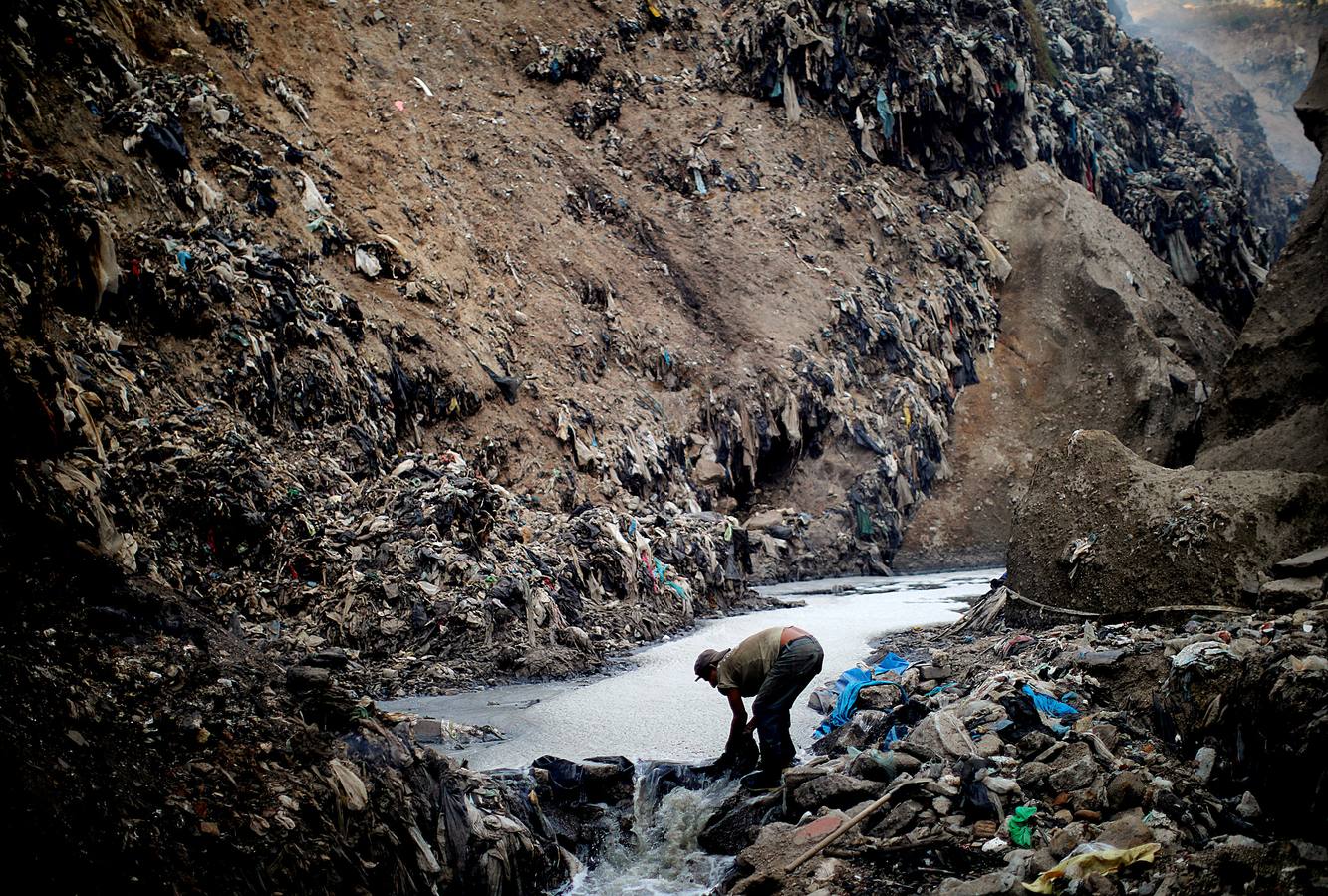 'La Mina', en la ciudad de Guatemala, se encuentra al fondo de un barranco atravesado por un río. Centenares de personas se afanan cada día entre sus aguas contaminadas, bajo la amenaza de deslizamientos y enfermedades, para tratar de encontrar objetos o chatarra con la que ganarse la vida. Algunos utilizan imanes para atraparlos, otros lo hacen a mano, introduciendo su cuerpo directamente en el agua, convertida en basurero. Si hay suerte pueden conseguir unos 20 dólares, el doble del salario mínimo. En ocasiones hasta es posible hallar un anillo o un pendiente de oro.