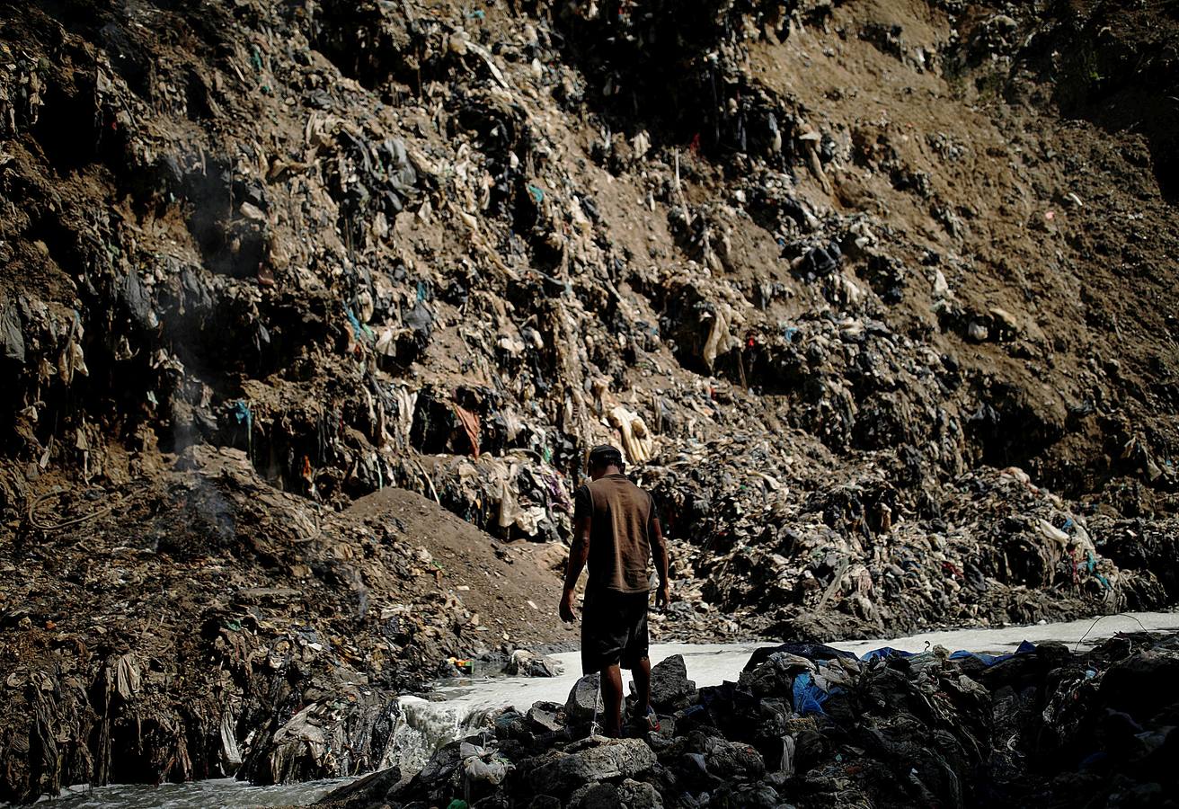 'La Mina', en la ciudad de Guatemala, se encuentra al fondo de un barranco atravesado por un río. Centenares de personas se afanan cada día entre sus aguas contaminadas, bajo la amenaza de deslizamientos y enfermedades, para tratar de encontrar objetos o chatarra con la que ganarse la vida. Algunos utilizan imanes para atraparlos, otros lo hacen a mano, introduciendo su cuerpo directamente en el agua, convertida en basurero. Si hay suerte pueden conseguir unos 20 dólares, el doble del salario mínimo. En ocasiones hasta es posible hallar un anillo o un pendiente de oro.