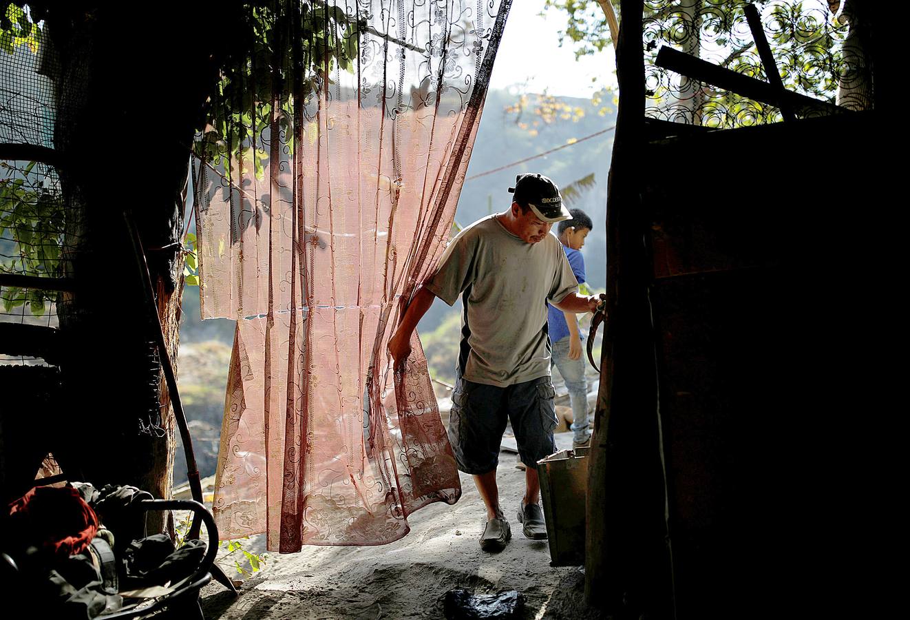 'La Mina', en la ciudad de Guatemala, se encuentra al fondo de un barranco atravesado por un río. Centenares de personas se afanan cada día entre sus aguas contaminadas, bajo la amenaza de deslizamientos y enfermedades, para tratar de encontrar objetos o chatarra con la que ganarse la vida. Algunos utilizan imanes para atraparlos, otros lo hacen a mano, introduciendo su cuerpo directamente en el agua, convertida en basurero. Si hay suerte pueden conseguir unos 20 dólares, el doble del salario mínimo. En ocasiones hasta es posible hallar un anillo o un pendiente de oro.