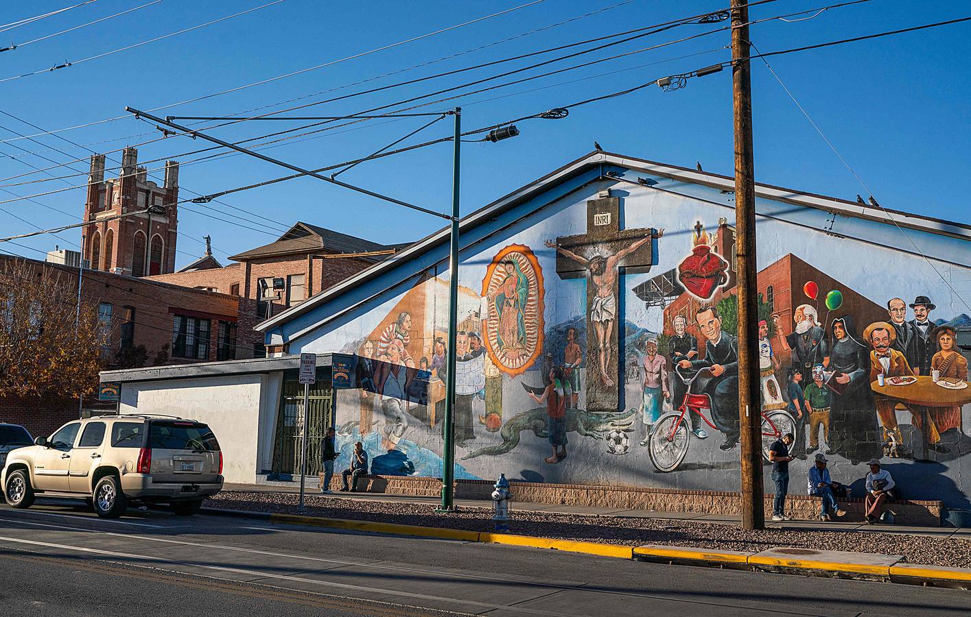 Más de 100 murales dispersos por la ciudad de El Paso, en Texas, representan la cultura y el orgullo comunitario y latinoamericano de la región. La mayor concentración de estas creaciones de arte público, algunas de las cuales tienen más de 80 años, están ubicadas en los distritos de Lincoln Park y El Segundo Barrio. Artistas como Jesús Alvarado y Martín Zubía (en las fotos) trabajan estos días en la creación de nuevas pinturas.