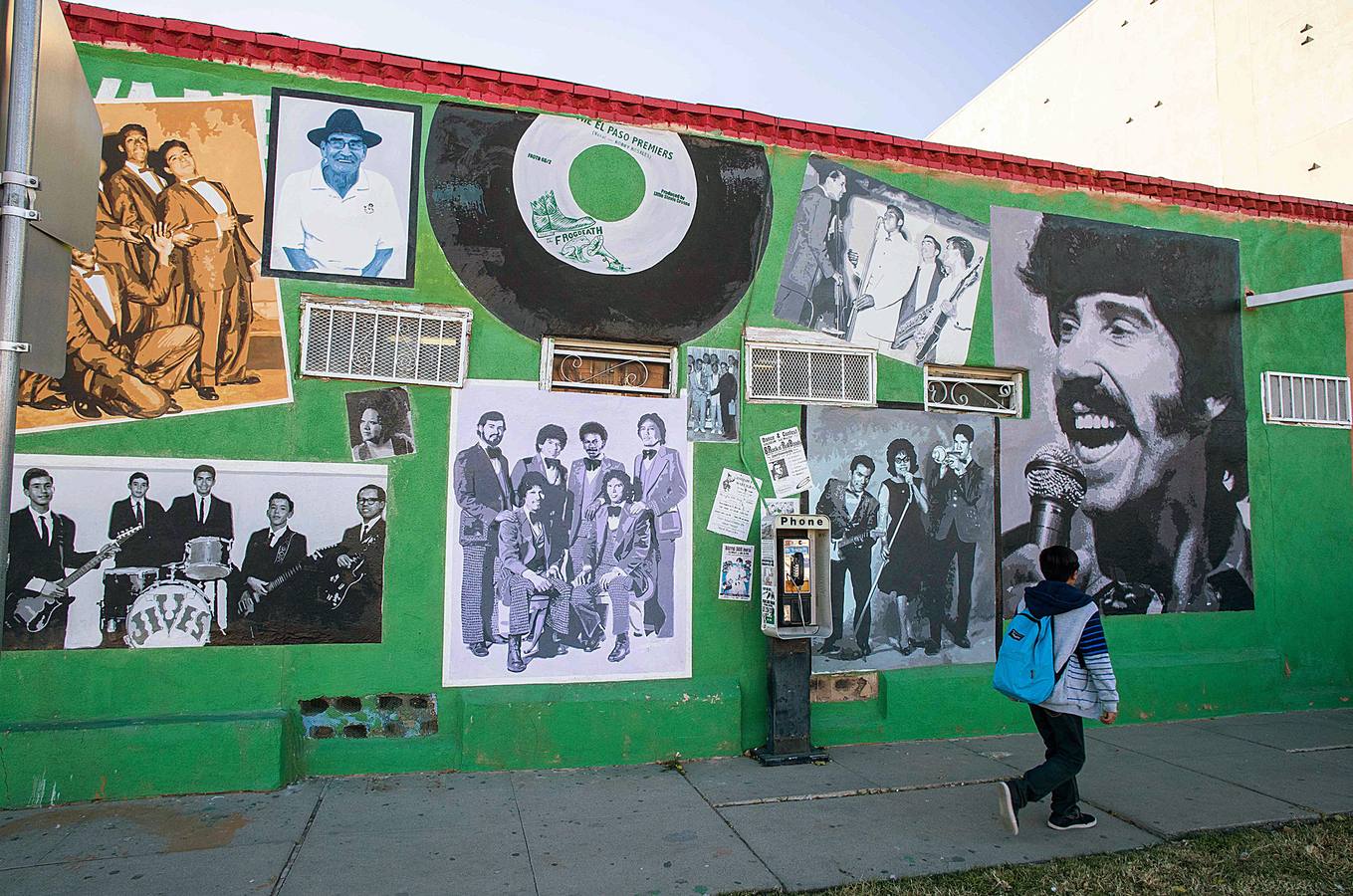 Más de 100 murales dispersos por la ciudad de El Paso, en Texas, representan la cultura y el orgullo comunitario y latinoamericano de la región. La mayor concentración de estas creaciones de arte público, algunas de las cuales tienen más de 80 años, están ubicadas en los distritos de Lincoln Park y El Segundo Barrio. Artistas como Jesús Alvarado y Martín Zubía (en las fotos) trabajan estos días en la creación de nuevas pinturas.