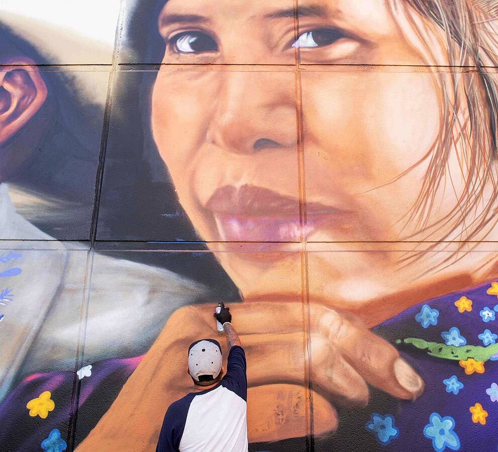 Más de 100 murales dispersos por la ciudad de El Paso, en Texas, representan la cultura y el orgullo comunitario y latinoamericano de la región. La mayor concentración de estas creaciones de arte público, algunas de las cuales tienen más de 80 años, están ubicadas en los distritos de Lincoln Park y El Segundo Barrio. Artistas como Jesús Alvarado y Martín Zubía (en las fotos) trabajan estos días en la creación de nuevas pinturas.