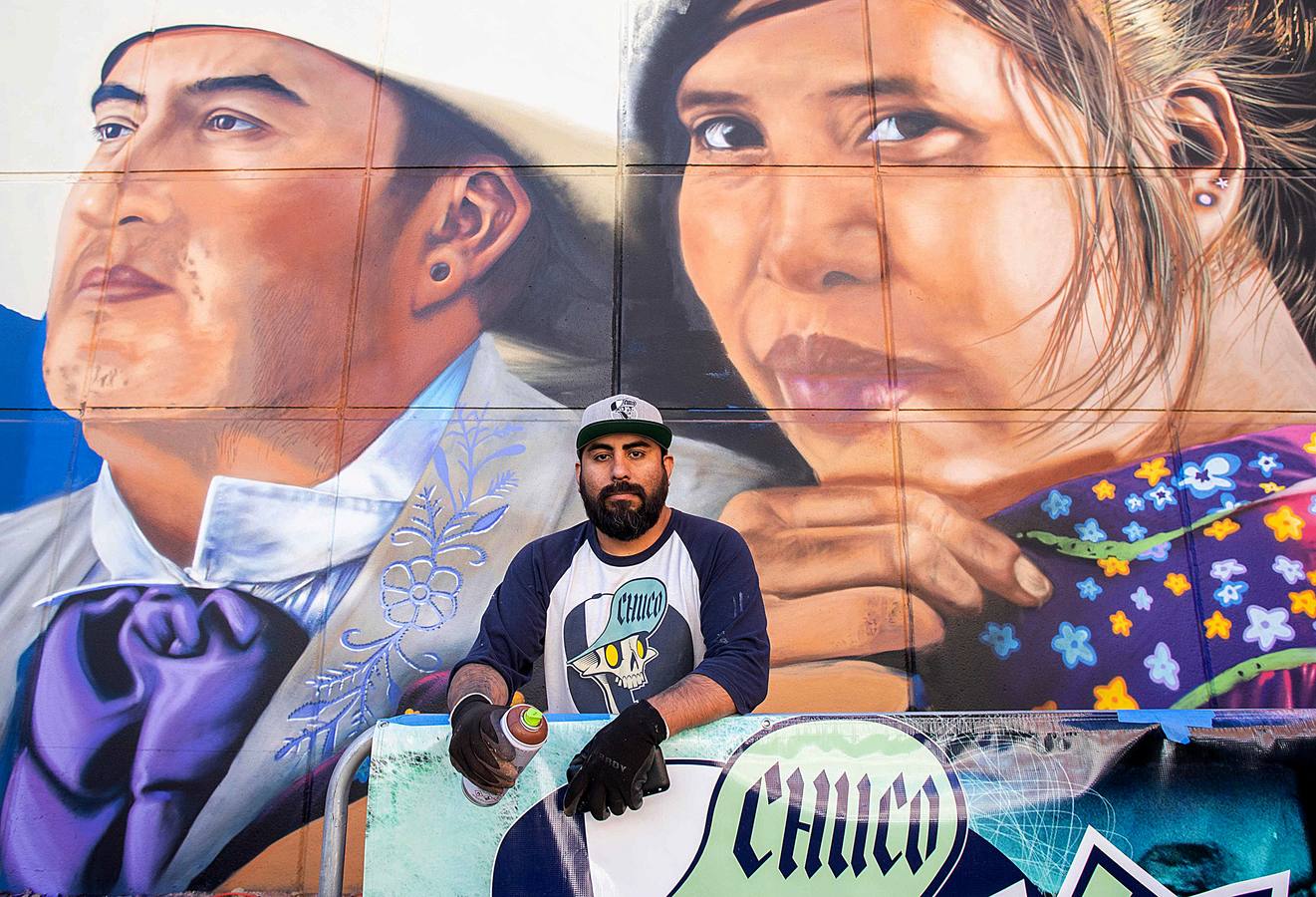 Más de 100 murales dispersos por la ciudad de El Paso, en Texas, representan la cultura y el orgullo comunitario y latinoamericano de la región. La mayor concentración de estas creaciones de arte público, algunas de las cuales tienen más de 80 años, están ubicadas en los distritos de Lincoln Park y El Segundo Barrio. Artistas como Jesús Alvarado y Martín Zubía (en las fotos) trabajan estos días en la creación de nuevas pinturas.