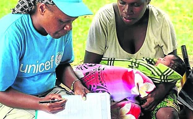 Personal médico de Unicef se hace cargo de la vacunación.