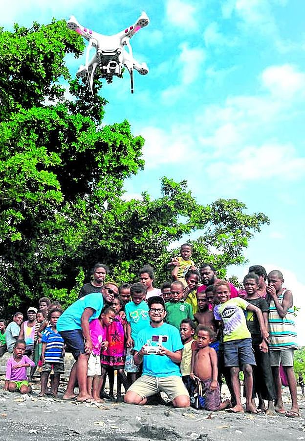 Los habitantes de Vanuatu se muestran entusiasmados con el funcionamiento del dron.