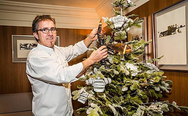 Patxi Eceiza decora el árbol del Zaldiaran. 
