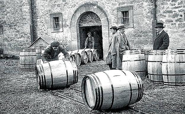 Imagen principal - Técnicos inspeccionan las nuevas barricas. Planta de etiquetado de botellas. Retrato del diputado Pedro Egaña.