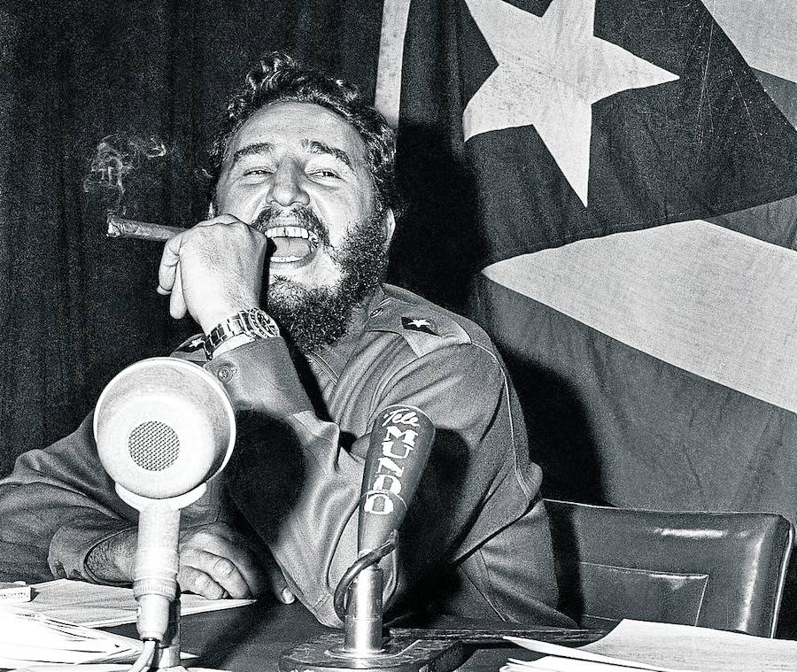 Icono revolucionario. Fidel Castro, habano en ristre, en una entrevista radiofónica. 