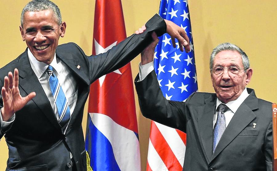 Distensión. Barack Obama y Raúl Castro anuncian el restablecimiento de relaciones.