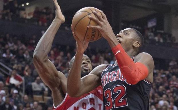 Ibaka, a la izquierda, durante el partido. 